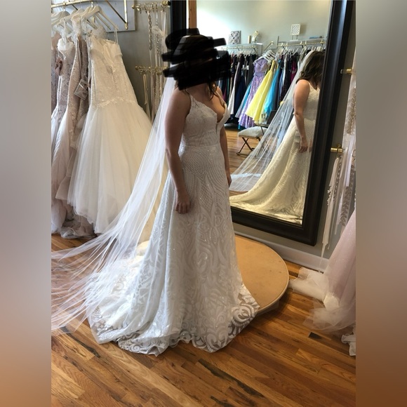 BRAND NEW Hayley Paige wedding gown with matching veil